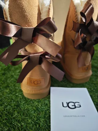 Botas UGG Beige Talla 38 con Lazos Marrones