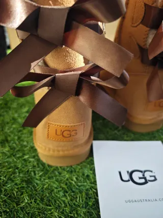 Botas UGG Beige Talla 38 con Lazos Marrones