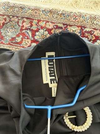 Vestido negro con detalle joya