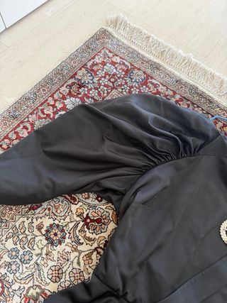 Vestido negro con detalle joya