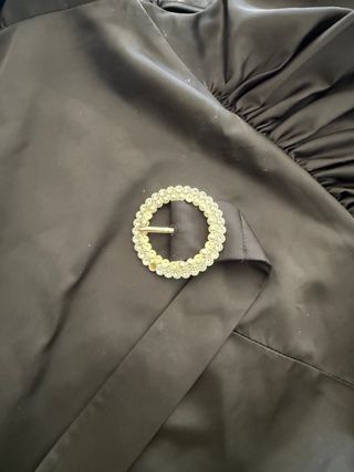 Vestido negro con detalle joya