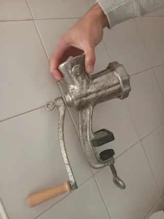 Picadora de carne manual antigua.