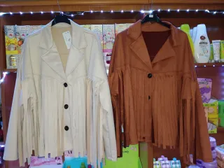 Chaqueta de flecos morada y gris