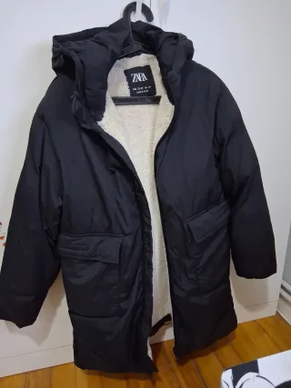 Abrigo negro calentito Zara