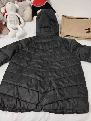 Cazadora negra con capucha