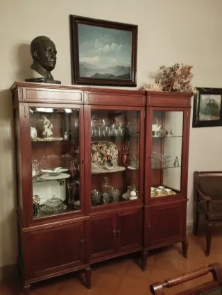 Antigua vitrina de caoba con puertas de cristal