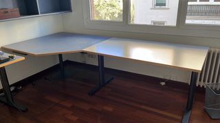 Set ufficio: tavoli, cassettiere, scaffalature