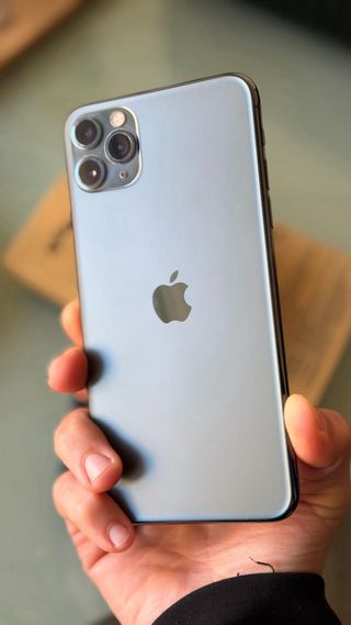 iPhone 11 Pro Max 256GB + 9 fundas + vidrio