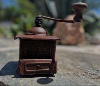 Molinillo de café antiguo para coleccionista.