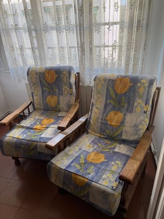 2 Sillones de tela y madera