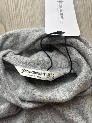 Vestido Stradivarius cuello alto gris