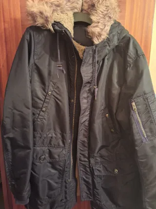 Abrigo negro con capucha y pelo