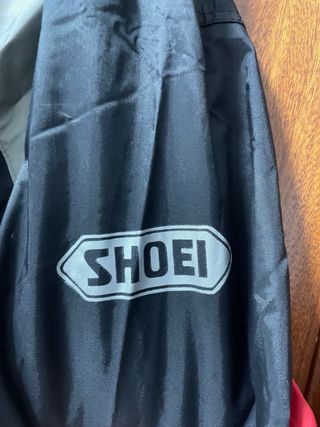 Mono de moto negro y rojo