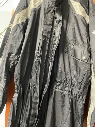 Mono de moto negro y rojo