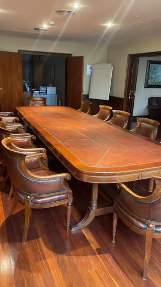 Mesa de despacho de madera y cuero