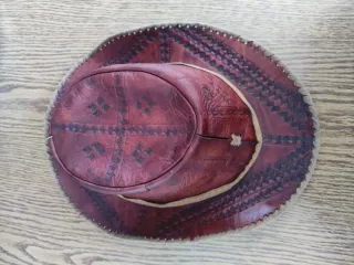 Cappello in cuoio artigianale
