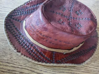 Cappello in cuoio artigianale