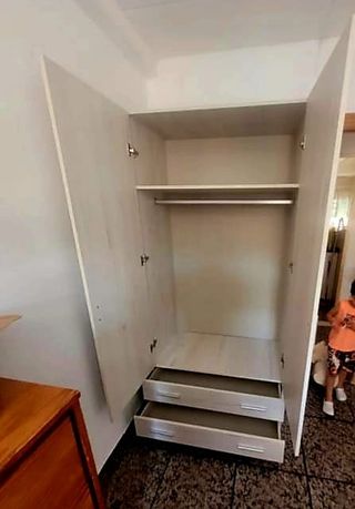 Armadio a porte scorrevoli in legno e metallo