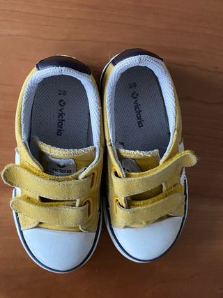 Victoria talla 28 amarillo velcro