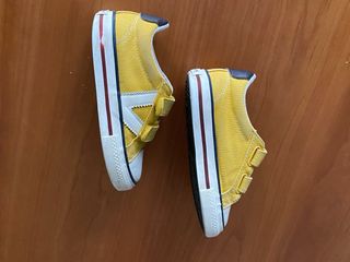 Victoria talla 28 amarillo velcro