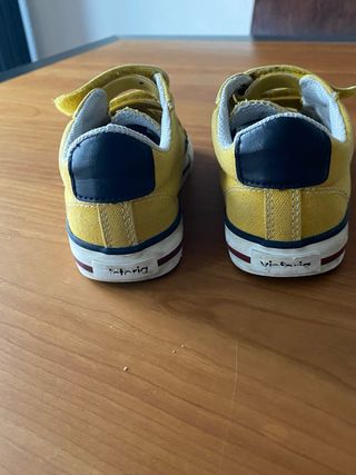 Victoria talla 28 amarillo velcro