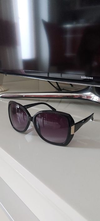 Occhiali da sole neri con dettagli oro