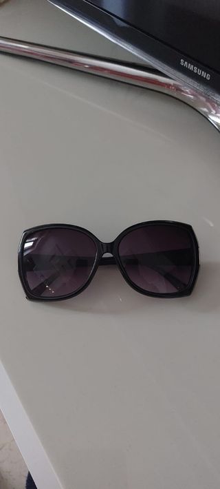 Occhiali da sole neri con dettagli oro