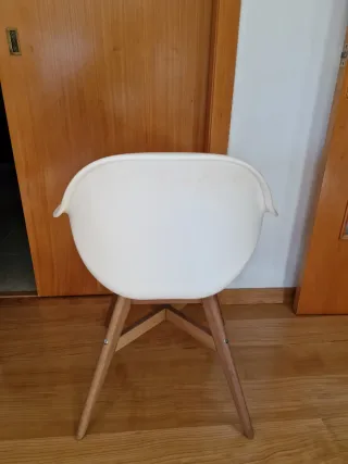 Sillla blanca y madera