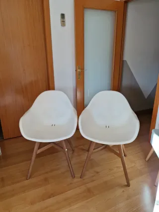 Sillla blanca y madera