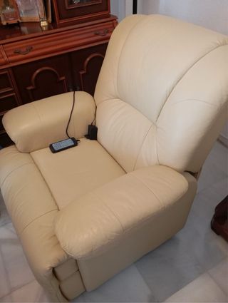 Sillón reclinable de piel beige