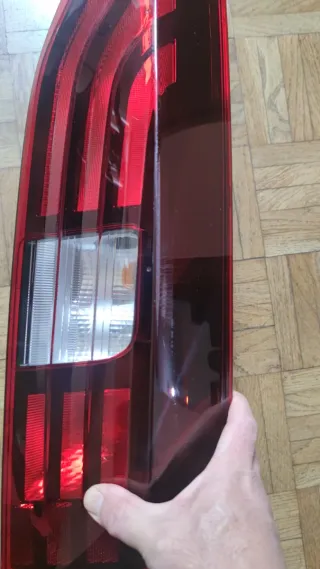 Piloto trasero derecho Peugeot Rifter.