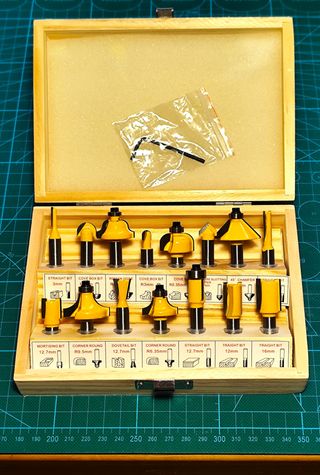 Estuche de madera con 15 fresas de 8mm. Nuevas