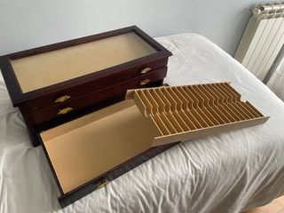 Vitrina expositora de madera con cristal