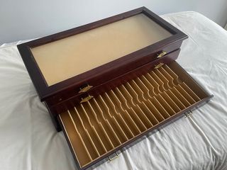 Vitrina expositora de madera con cristal