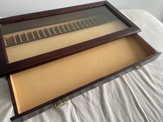 Vitrina expositora de madera con cristal