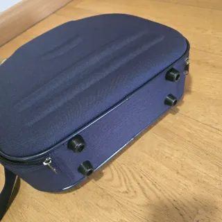 Maleta pequeña azul y negra