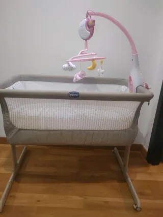 Cuna Moisés Chicco con Móbile, incluye sábanas.