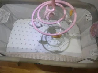 Cuna Moisés Chicco con Móbile, incluye sábanas.