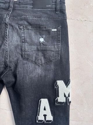 Pantalón vaquero Amiri negro desgastado