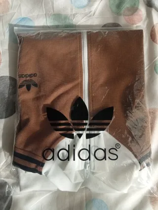 Chaqueta Adidas Original color marrón