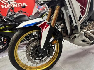 Honda Africa Twin Adventure DCT 2023 equipada