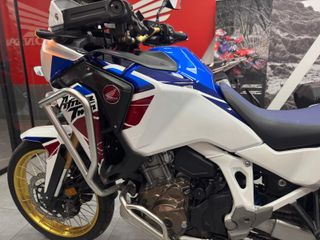 Honda Africa Twin Adventure DCT 2023 equipada