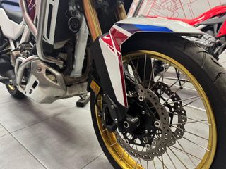 Honda Africa Twin Adventure DCT 2023 equipada