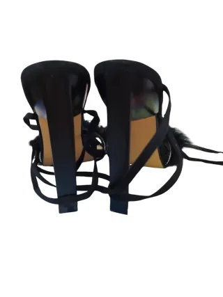 Zapatos de tacón negros con plumas