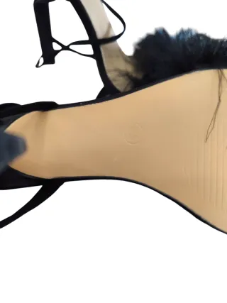 Zapatos de tacón negros con plumas