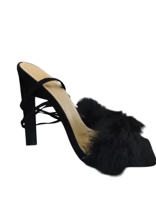 Zapatos de tacón negros con plumas