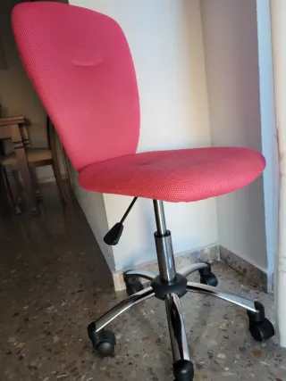 Silla de oficina rosa con base metálica