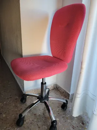 Silla de oficina rosa con base metálica
