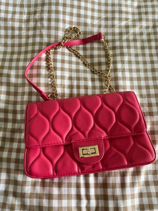 Bolso acolchado fucsia con cadena dorada