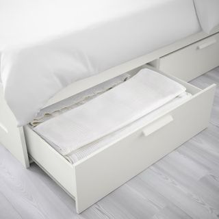 Estructura de cama IKEA Brimnes con cabecero plano